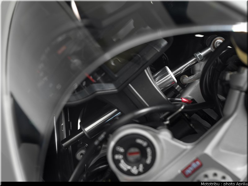 aprilia_rsv4r_2010_037