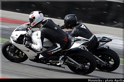 aprilia_rsv4r_2010_002.jpg