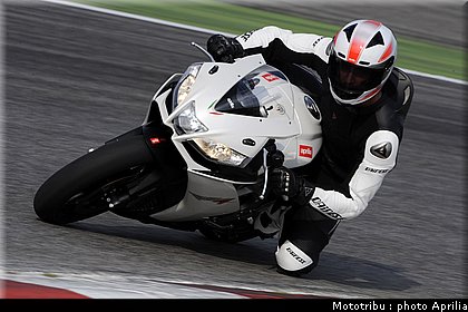 aprilia_rsv4r_2010_004.jpg