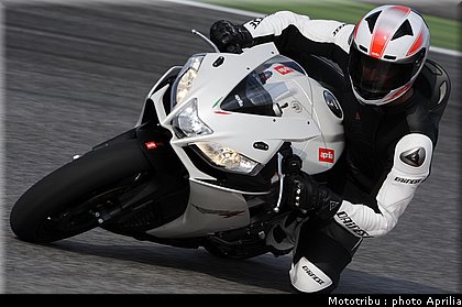 aprilia_rsv4r_2010_007.jpg