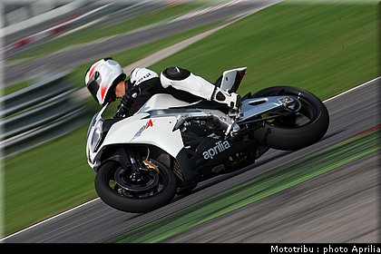 aprilia_rsv4r_2010_008.jpg