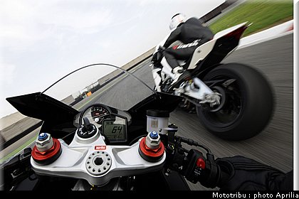 aprilia_rsv4r_2010_009.jpg