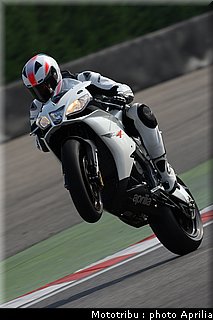 aprilia_rsv4r_2010_010.jpg