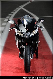 aprilia_rsv4r_2010_019.jpg