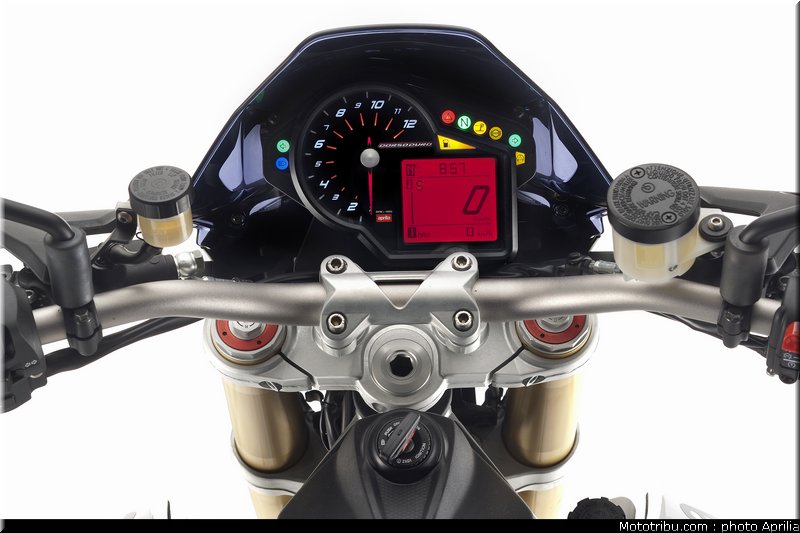 aprilia_1200_dorsoduro_2011_038