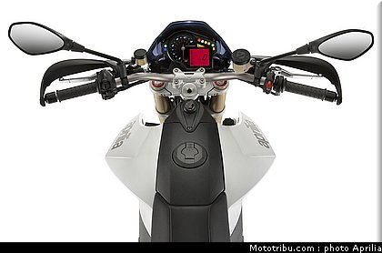 aprilia_1200_dorsoduro_2011_030.jpg