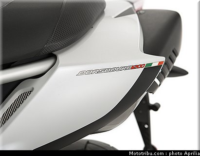 aprilia_1200_dorsoduro_2011_032.jpg