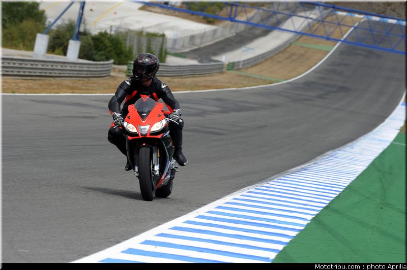 aprilia_rsv4_factory_aprc_se_2011_006