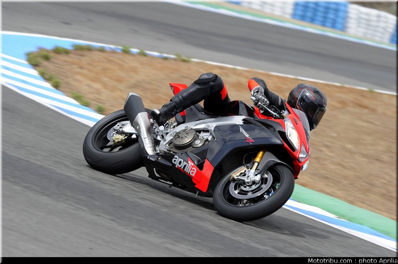 aprilia_rsv4_factory_aprc_se_2011_009