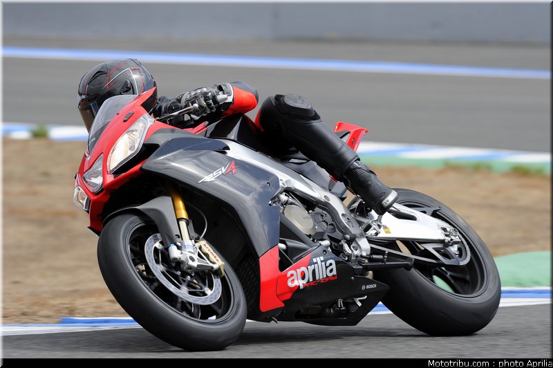 aprilia_rsv4_factory_aprc_se_2011_013