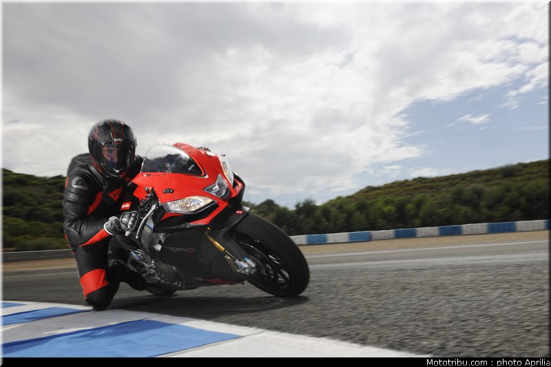 aprilia_rsv4_factory_aprc_se_2011_014