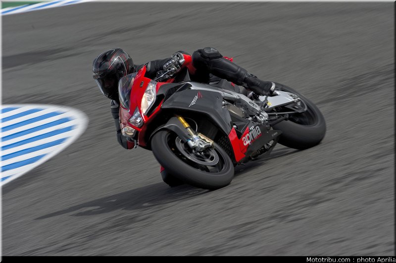 aprilia_rsv4_factory_aprc_se_2011_016