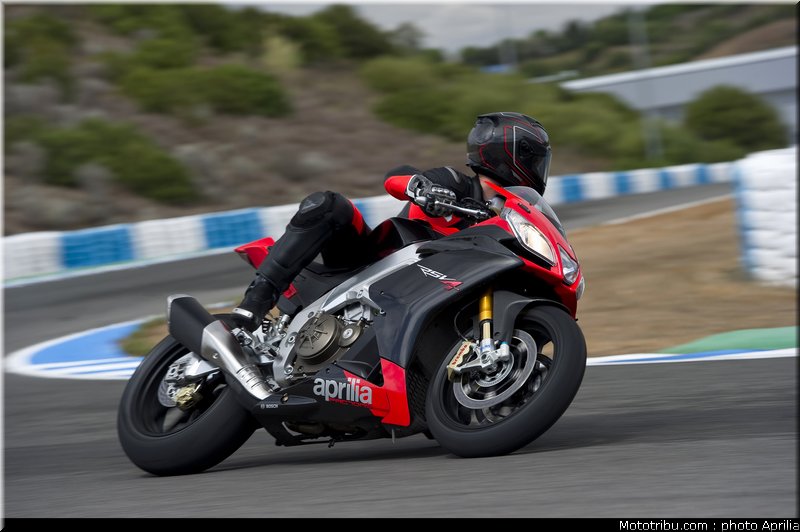 aprilia_rsv4_factory_aprc_se_2011_020