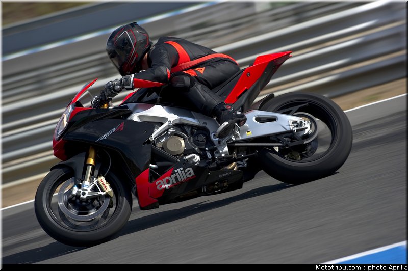 aprilia_rsv4_factory_aprc_se_2011_023