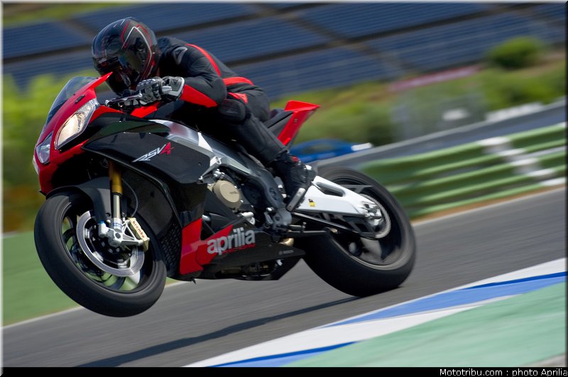 aprilia_rsv4_factory_aprc_se_2011_024