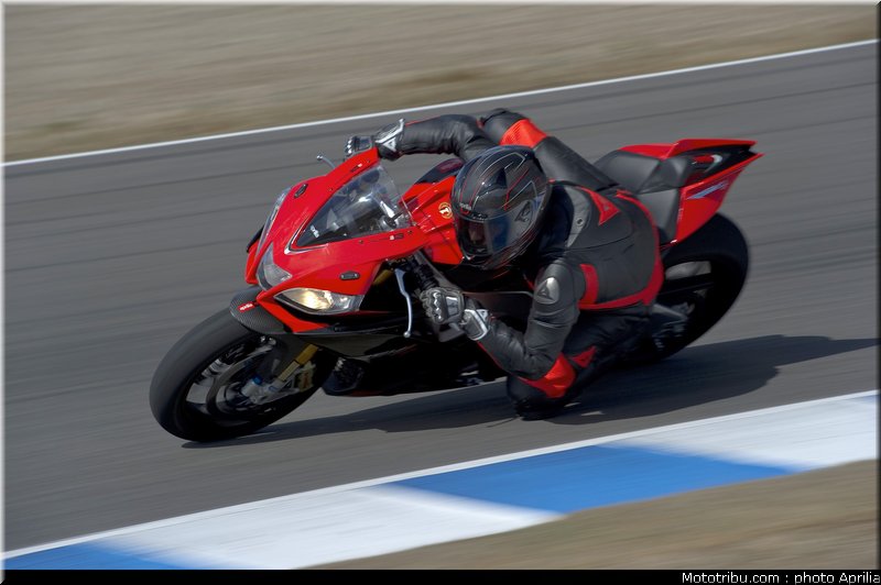 aprilia_rsv4_factory_aprc_se_2011_025