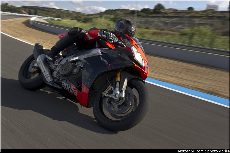 aprilia_rsv4_factory_aprc_se_2011_026
