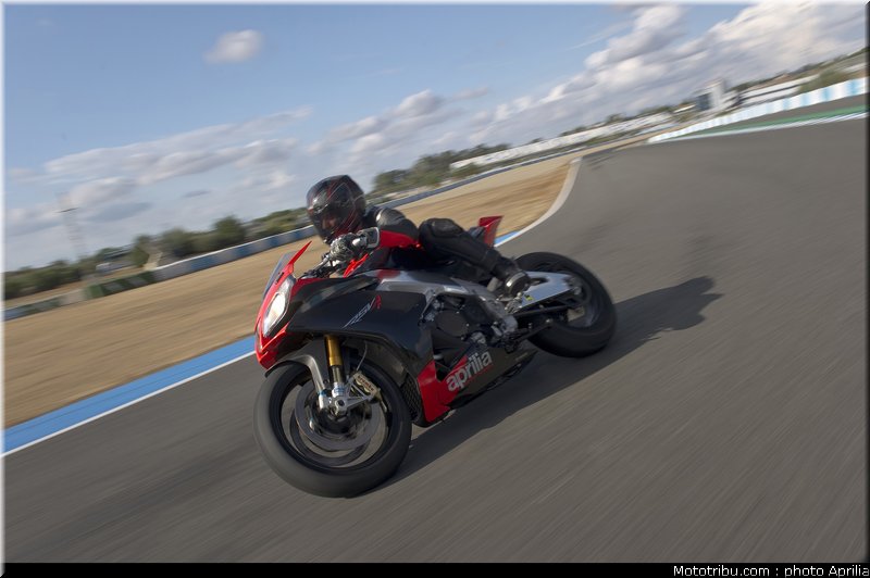 aprilia_rsv4_factory_aprc_se_2011_027