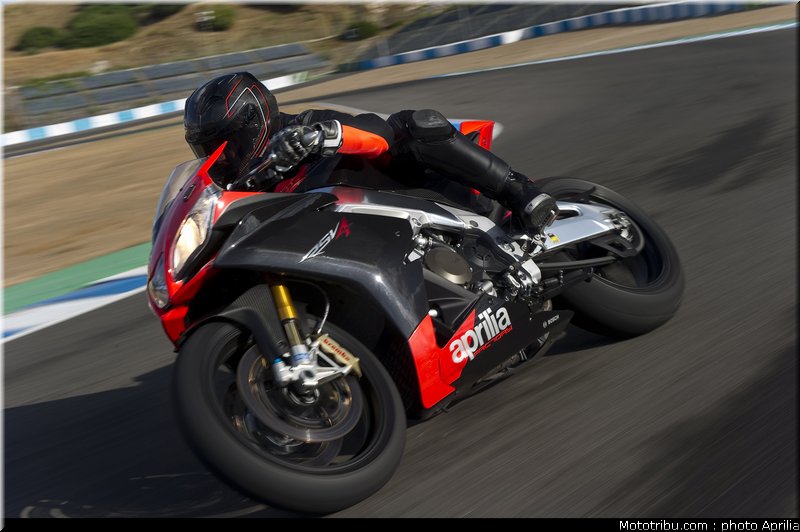 aprilia_rsv4_factory_aprc_se_2011_028