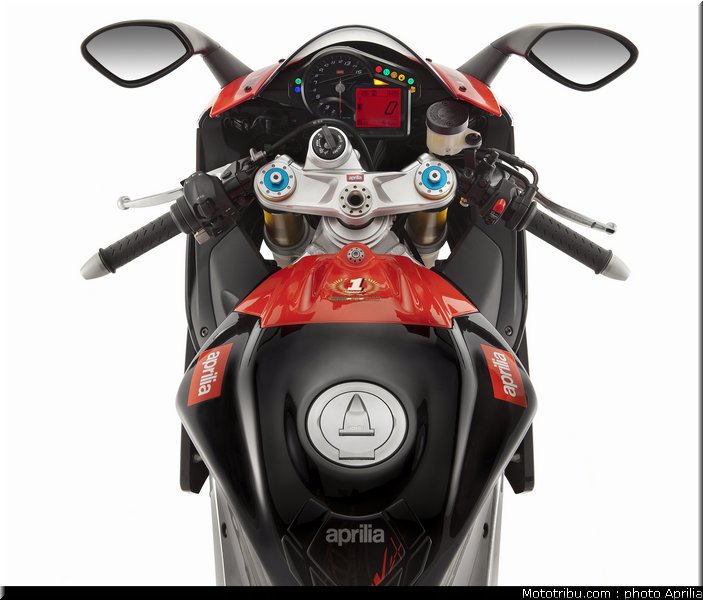 aprilia_rsv4_factory_aprc_se_2011_036