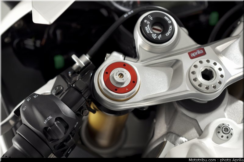 aprilia_rsv4_factory_aprc_se_2011_039