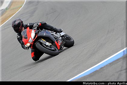 aprilia_rsv4_factory_aprc_se_2011_005.jpg