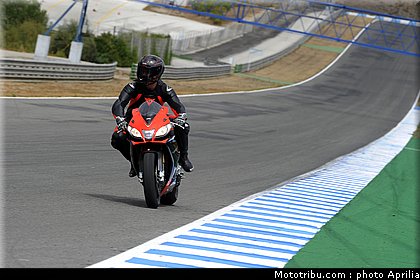 aprilia_rsv4_factory_aprc_se_2011_006.jpg