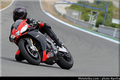 aprilia_rsv4_factory_aprc_se_2011_007.jpg