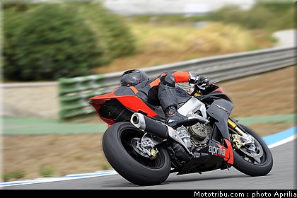 aprilia_rsv4_factory_aprc_se_2011_008.jpg