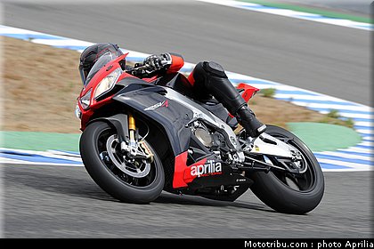 aprilia_rsv4_factory_aprc_se_2011_011.jpg