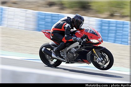 aprilia_rsv4_factory_aprc_se_2011_012.jpg