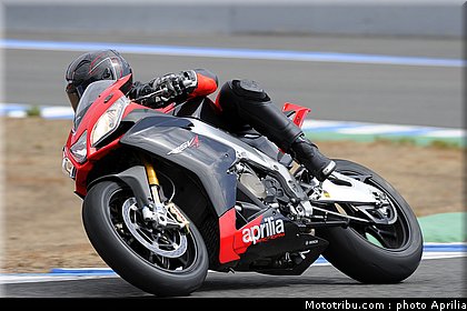 aprilia_rsv4_factory_aprc_se_2011_013.jpg