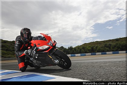 aprilia_rsv4_factory_aprc_se_2011_014.jpg