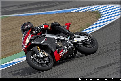 aprilia_rsv4_factory_aprc_se_2011_017.jpg