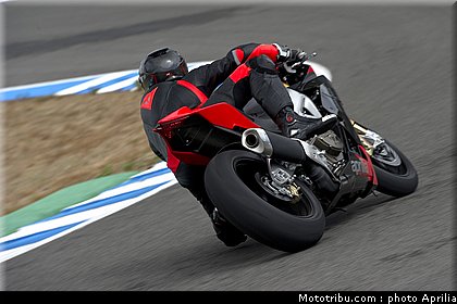 aprilia_rsv4_factory_aprc_se_2011_018.jpg