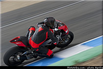 aprilia_rsv4_factory_aprc_se_2011_019.jpg