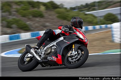 aprilia_rsv4_factory_aprc_se_2011_020.jpg