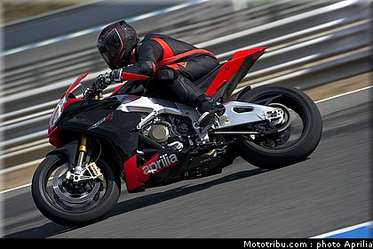 aprilia_rsv4_factory_aprc_se_2011_023.jpg