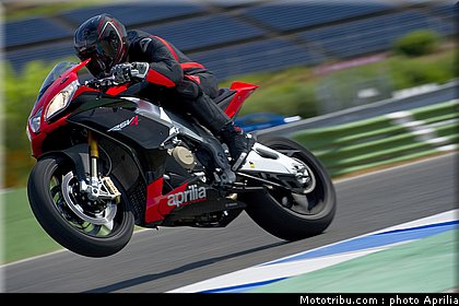 aprilia_rsv4_factory_aprc_se_2011_024.jpg