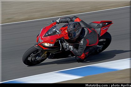 aprilia_rsv4_factory_aprc_se_2011_025.jpg