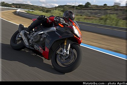 aprilia_rsv4_factory_aprc_se_2011_026.jpg