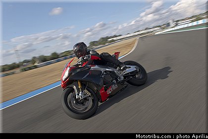aprilia_rsv4_factory_aprc_se_2011_027.jpg