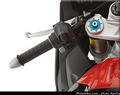 aprilia_rsv4_factory_aprc_se_2011_038.jpg