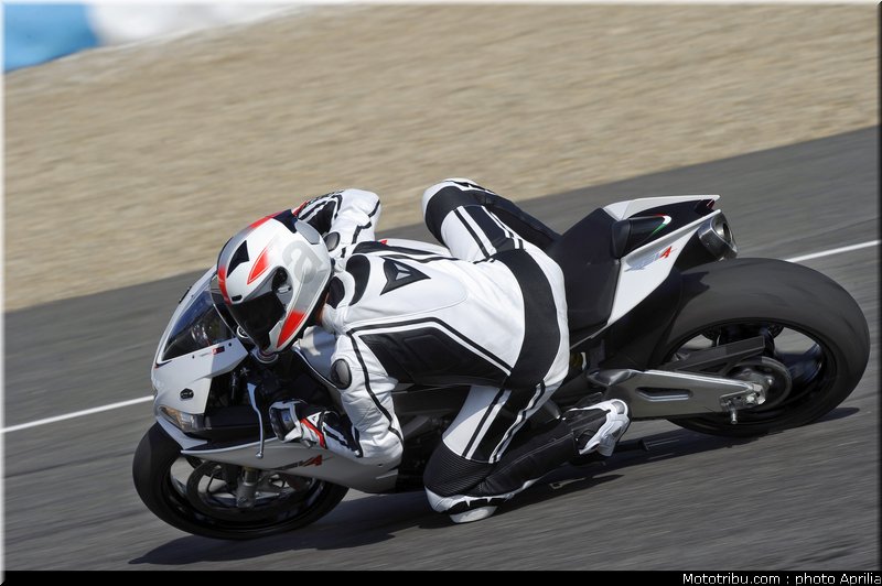 aprilia_rsv4r_aprc_2011_002