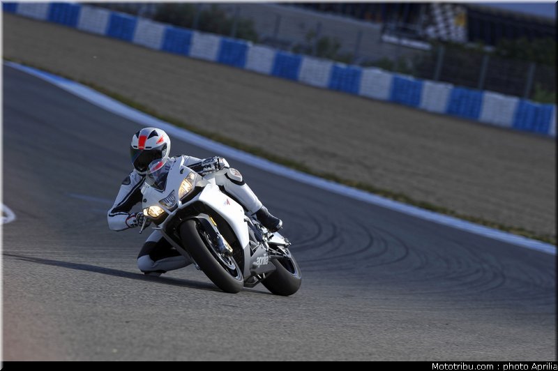 aprilia_rsv4r_aprc_2011_007