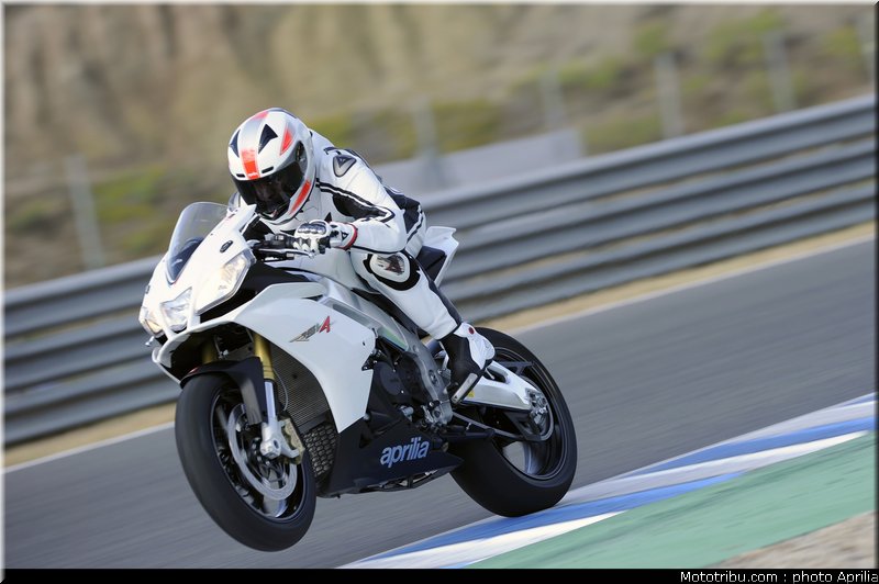 aprilia_rsv4r_aprc_2011_015