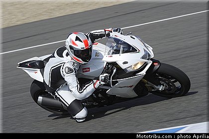 aprilia_rsv4r_aprc_2011_001.jpg