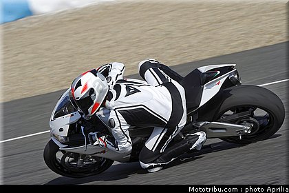 aprilia_rsv4r_aprc_2011_002.jpg