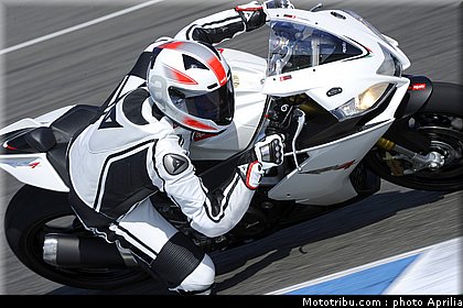 aprilia_rsv4r_aprc_2011_003.jpg
