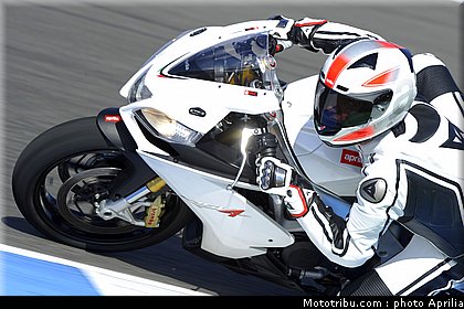 aprilia_rsv4r_aprc_2011_004.jpg